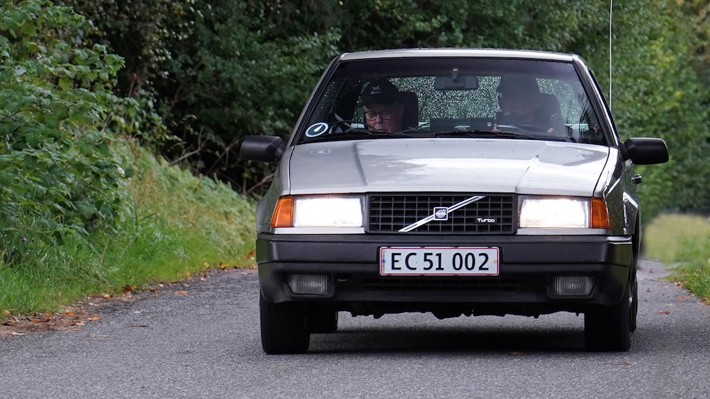Lars Palle, Varde og Poul Bo Madsen, Struer, fører mesterskabet i Elite klassen, hvor de i deres Volvo 440 Turbo fra 1989 har kørt stabilt igennem sæsonen.
(Foto: Viggo Johansen, rallypics.dk)